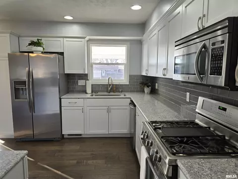 Kitchen - 190 Stonegate Dr, Canton, IL 61520 photo 3 of 7