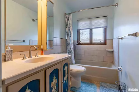 Bath - 8700 N Willow Dr, Edwards, IL 61528 photo 1 of 2