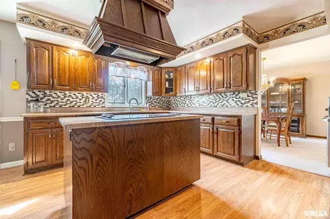 Kitchen - 8700 N Willow Dr, Edwards, IL 61528 photo 4 of 6