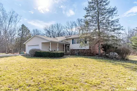 8700 N Willow Dr, Edwards, IL 61528
