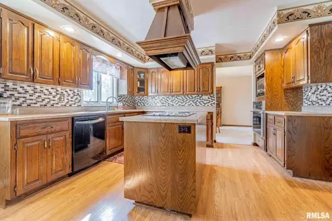 Kitchen - 8700 N Willow Dr, Edwards, IL 61528 photo 3 of 6