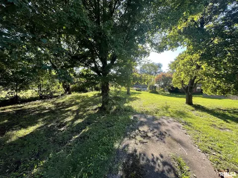 N Mount Hawley Road, Peoria, IL 61614