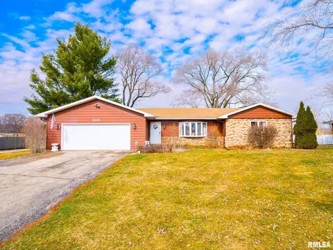 3125 Edgewater Dr, Pekin, IL 61554