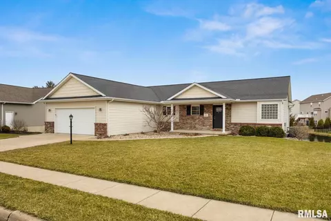 812 Stonelake Dr, Metamora, IL 61548
