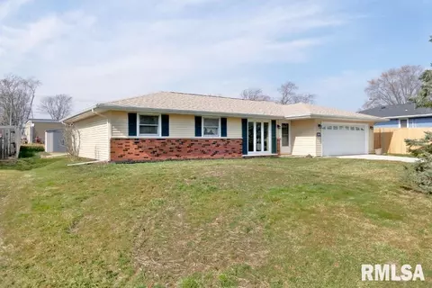 104 Cobblestone Ln, East Peoria, IL 61611