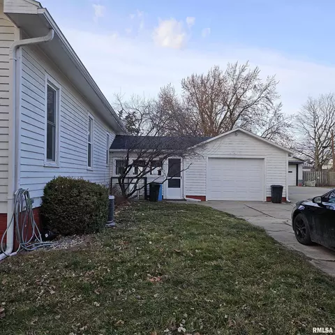 Exterior - 607 Elm St, Canton, IL 61520 photo 3 of 3