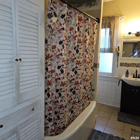 Bath - 607 Elm St, Canton, IL 61520 photo 1 of 1