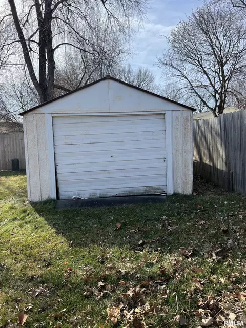 1111 E Grant St, Macomb, IL 61455 photo 3