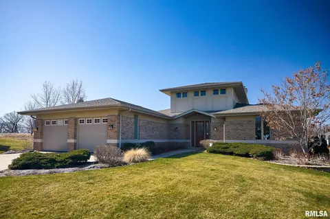 5201 N Ashford Dr, Peoria, IL 61615