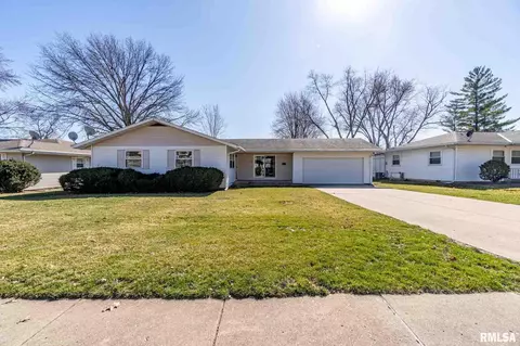 2520 W Nottingham Pl, Peoria, IL 61614