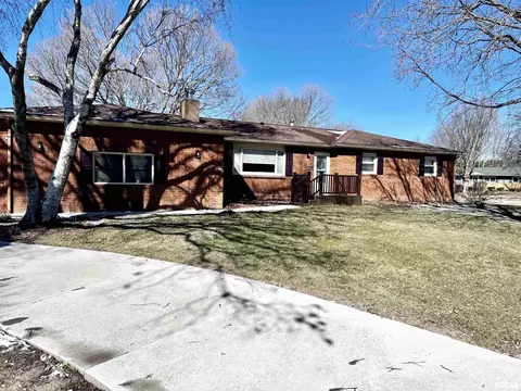 284 Westport Rd, Galesburg, IL 61401