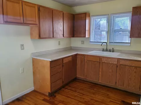 402 S 3rd St, Pekin, IL 61554 photo 9