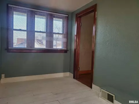 402 S 3rd St, Pekin, IL 61554 photo 17