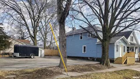 402 S 3rd St, Pekin, IL 61554 photo 2