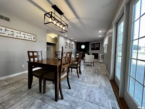 524 Meadow Dr, Macomb, IL 61455 photo 8