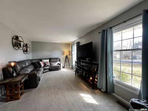 524 Meadow Dr, Macomb, IL 61455 photo 3