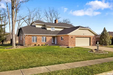 22 Cherry Ln, Morton, IL 61550