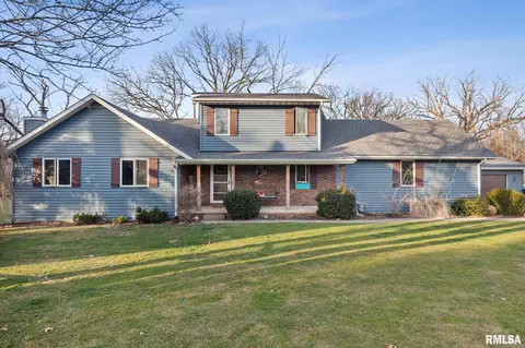 803 Woodland Knolls Rd, Germantown Hills, IL 61548