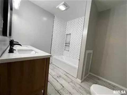 Bath - 1515 Riverview Dr, Macomb, IL 61455 photo 3 of 4