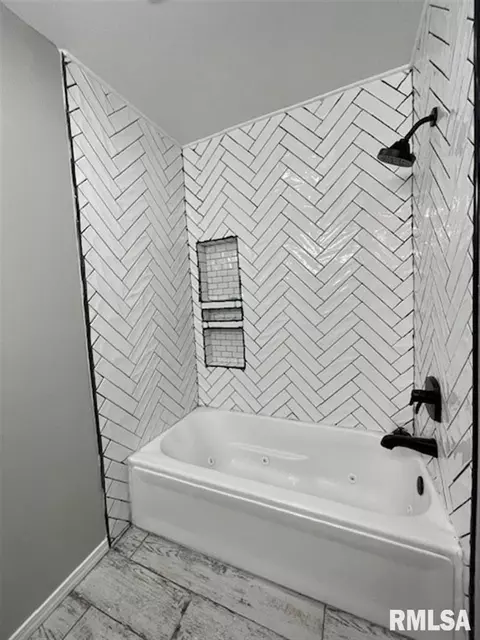 Bath - 1515 Riverview Dr, Macomb, IL 61455 photo 2 of 4