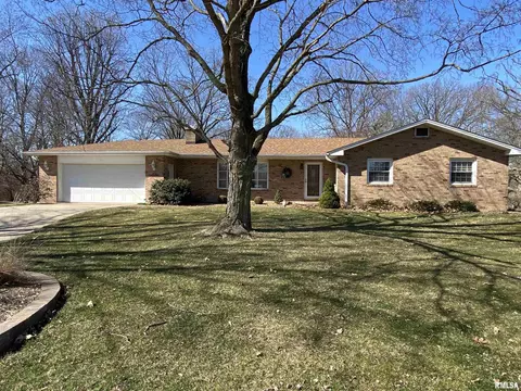 175 Park Plaza Dr, Canton, IL 61520