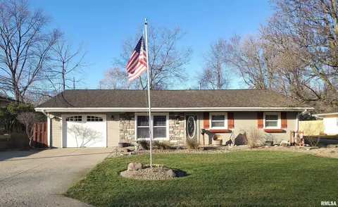 1321 Hilltop Dr, Pekin, IL 61554