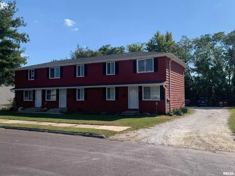 2702 Pine St, Pekin, IL 61554