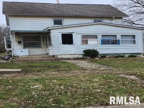 146 N Oak St, Farmington, IL 61531