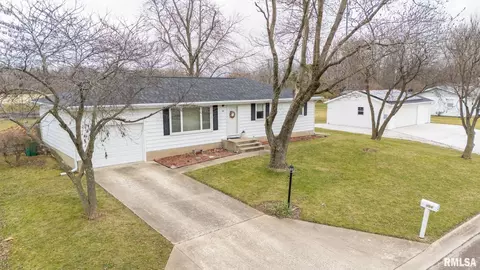 406 Crestlawn Dr, Washington, IL 61571