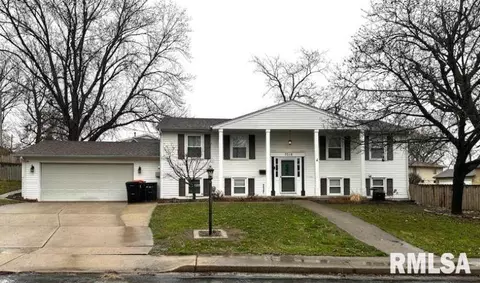 7018 N Willow Wood Dr, Peoria, IL 61614