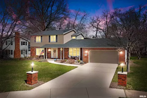 6706 N Fox Point Ct, Peoria, IL 61614