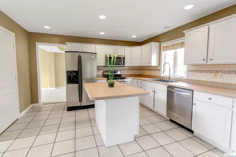 2111 W Murphy Dr, Dunlap, IL 61525 photo 8