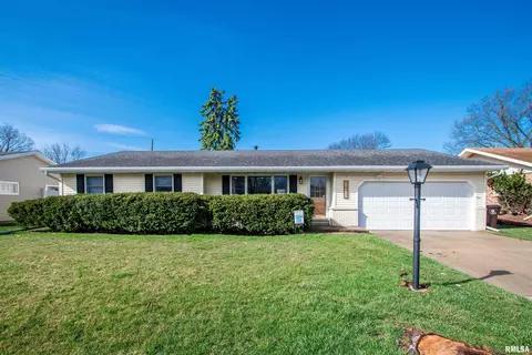 7025 N Manning Dr, Peoria, IL 61614