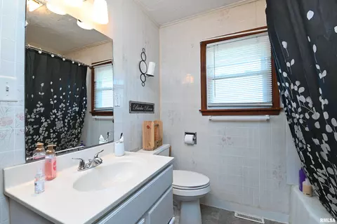 Bath - 1198 Clark St, Lowpoint, IL 61545 photo 1 of 1