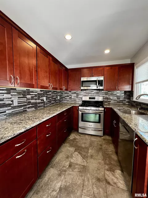 737 Memorial Dr, Macomb, IL 61455 photo 9
