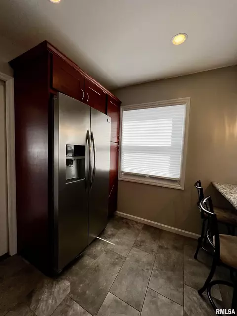 737 Memorial Dr, Macomb, IL 61455 photo 7