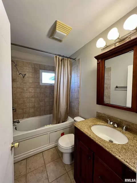 737 Memorial Dr, Macomb, IL 61455 photo 16