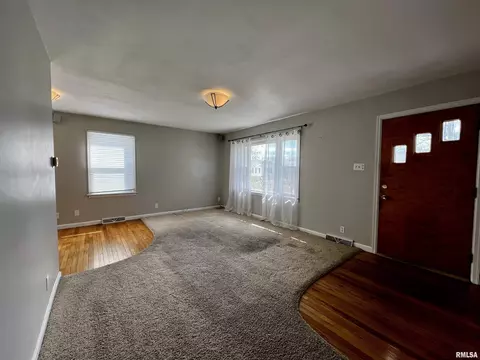 737 Memorial Dr, Macomb, IL 61455 photo 2