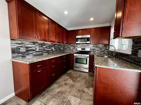 737 Memorial Dr, Macomb, IL 61455 photo 10