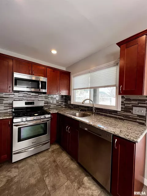 737 Memorial Dr, Macomb, IL 61455 photo 12