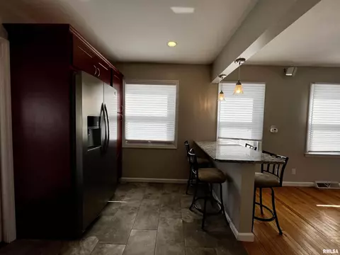 737 Memorial Dr, Macomb, IL 61455 photo 6