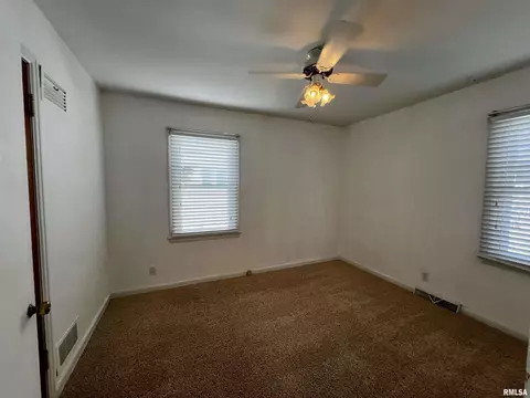 737 Memorial Dr, Macomb, IL 61455 photo 17