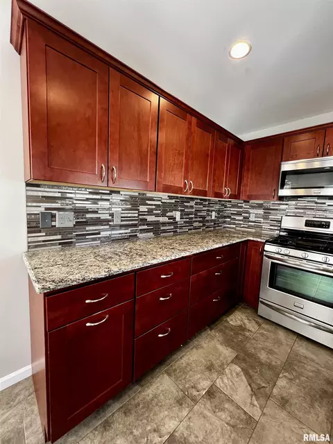 737 Memorial Dr, Macomb, IL 61455 photo 11