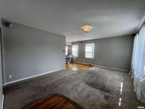 737 Memorial Dr, Macomb, IL 61455 photo 4