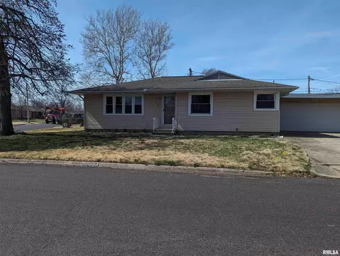 1107 S 18th St, Pekin, IL 61554
