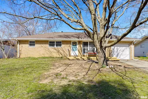 5333 N Longwood Dr, Peoria, IL 61614