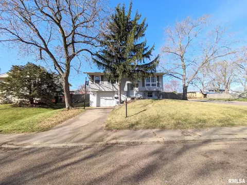 6345 N Devonshire Dr, Peoria, IL 61615
