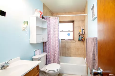 Bath - 105 E Reagan Dr, Eureka, IL 61530 photo 1 of 2