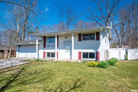 105 E Reagan Dr, Eureka, IL 61530