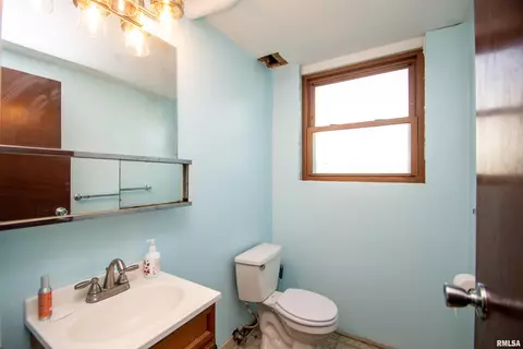 Bath - 105 E Reagan Dr, Eureka, IL 61530 photo 2 of 2